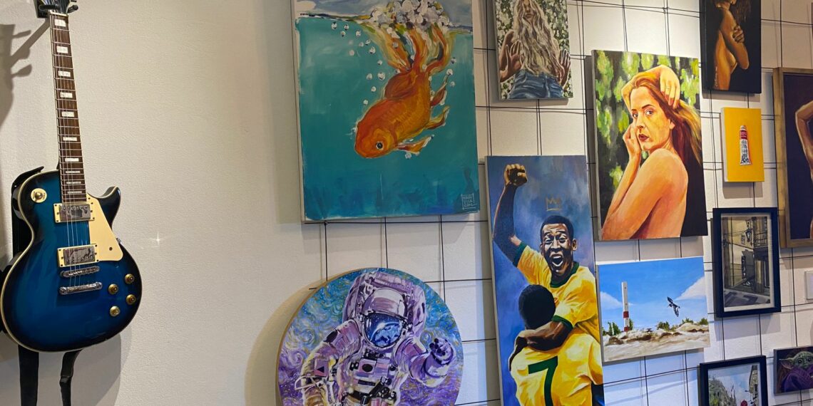 O novo estúdio de Mauro Vila Real reúne diversas obras do artista em Sapiranga
