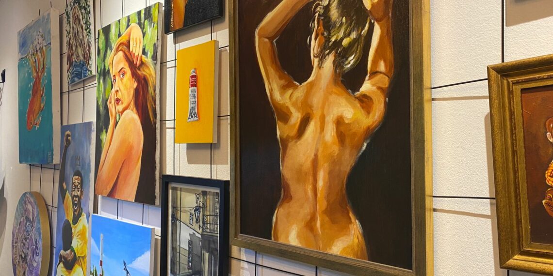 O novo estúdio de Mauro Vila Real reúne diversas obras do artista em Sapiranga