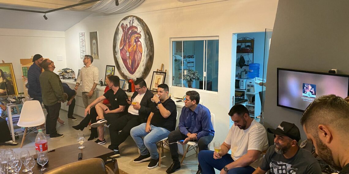 O novo estúdio de Mauro Vila Real reúne diversas obras do artista em Sapiranga