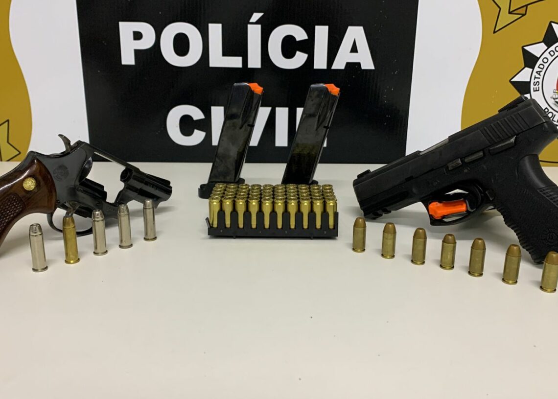 Armas apreendidas com o acusado preso (Foto: Polícia Civil)