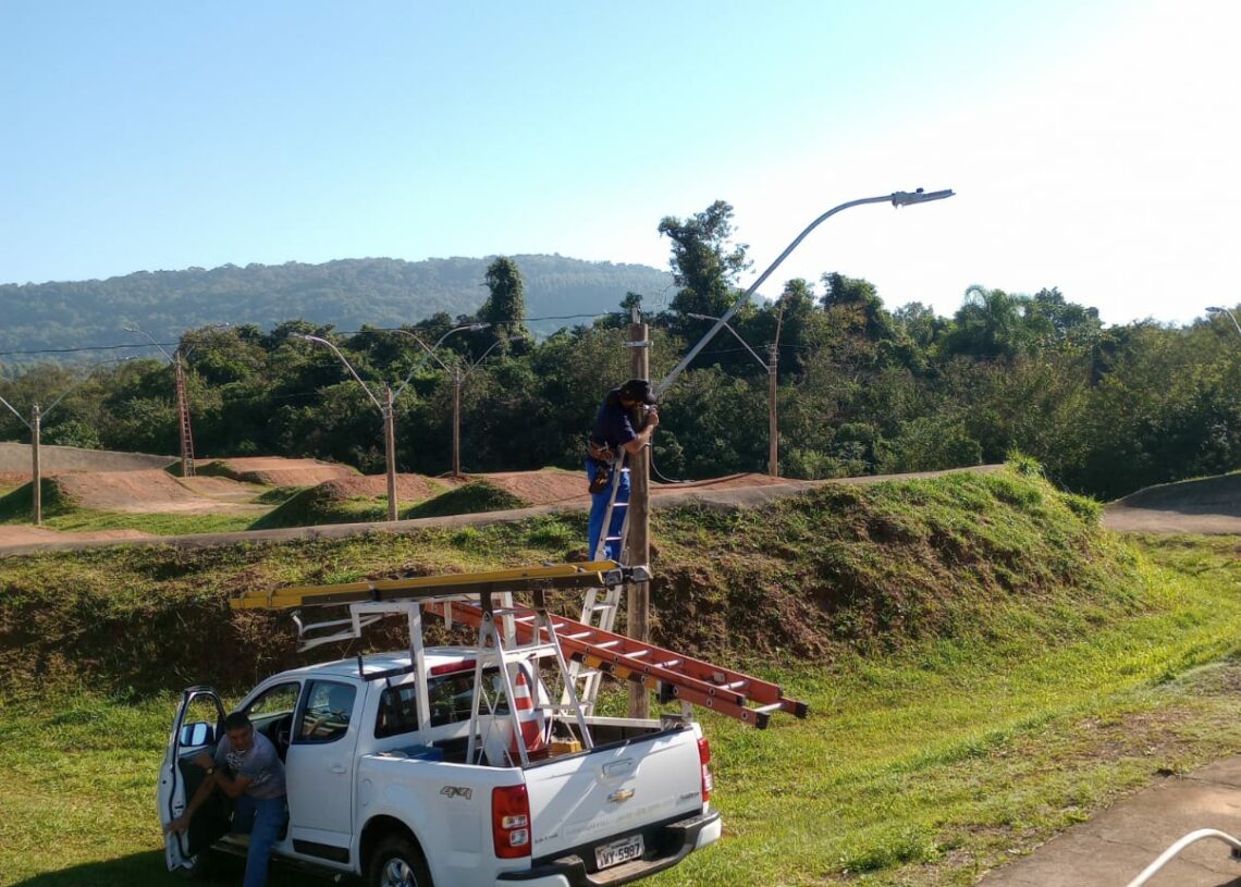 Equipe da Secretaria de Obras realiza instalação dos postes de luz