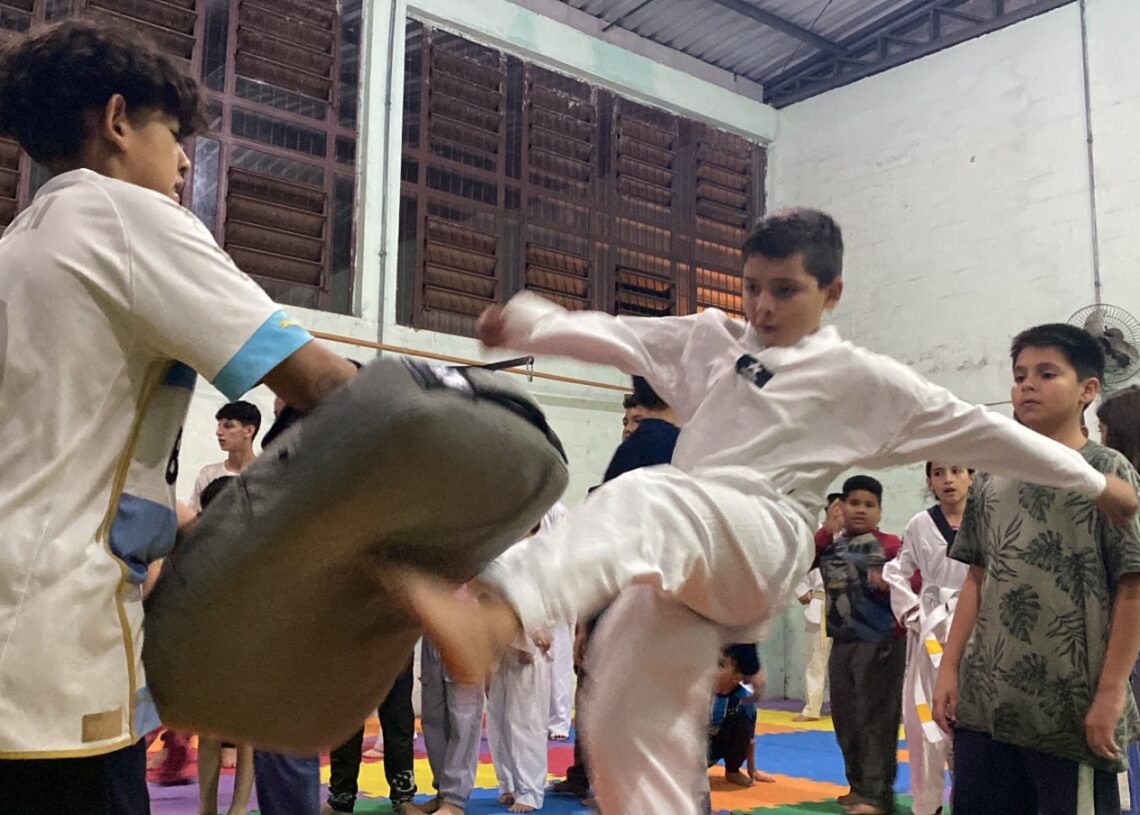 Crianças aprendem muito mais que a arte marcial, elas recebem ensinamentos para a vida 
(Fotos: Melissa Costa)