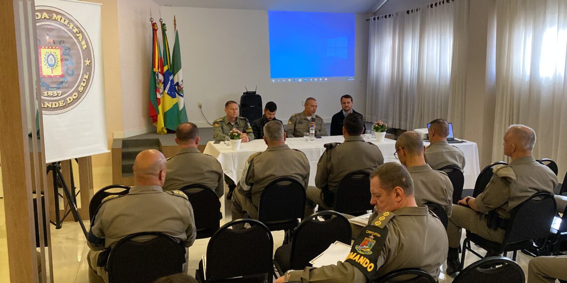 Oficiais da Brigada Militar unidos para planejar a segurança pública