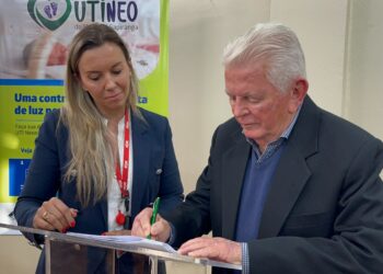 Presidente do hospital e representante da RGE assinam contrato 
Fotos: Júlia Regla