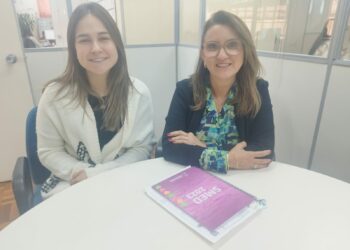 Carla Steffen e Ana Elise dos Santos divulgam a programação da Semana da Pessoa com Deficiência 
Foto: Melissa Costa