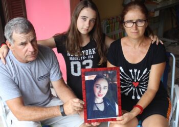 Pais e irmã seguram foto de Gabriele Wilbert, brutalmente assassinada Foto: Arquivo JR
