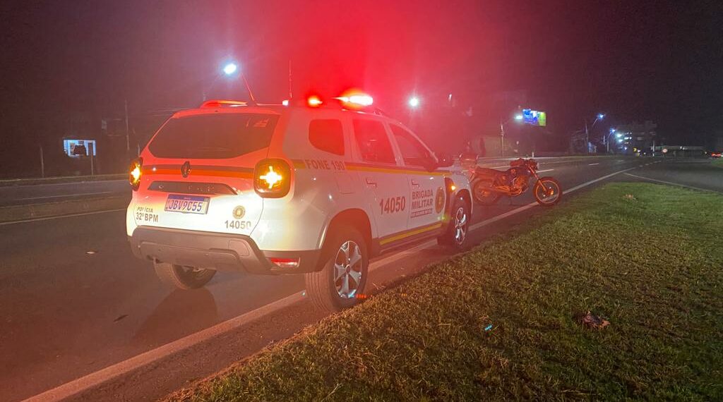 Motorista foge após colidir com motocicleta na RS-239, em Sapiranga
