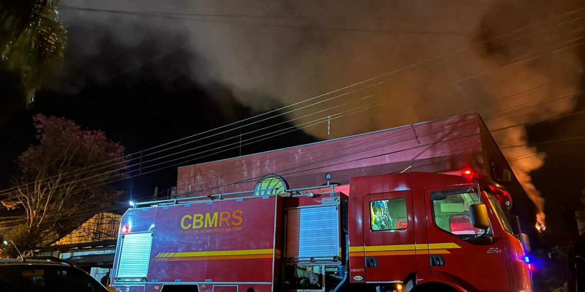 Incêndio atinge padaria no bairro Amaral Ribeiro, em Sapiranga