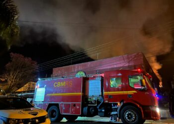 Incêndio atingiu padaria no bairro Amaral Ribeiro neste domingo (13). Foto: Nicolas Dapper-JR