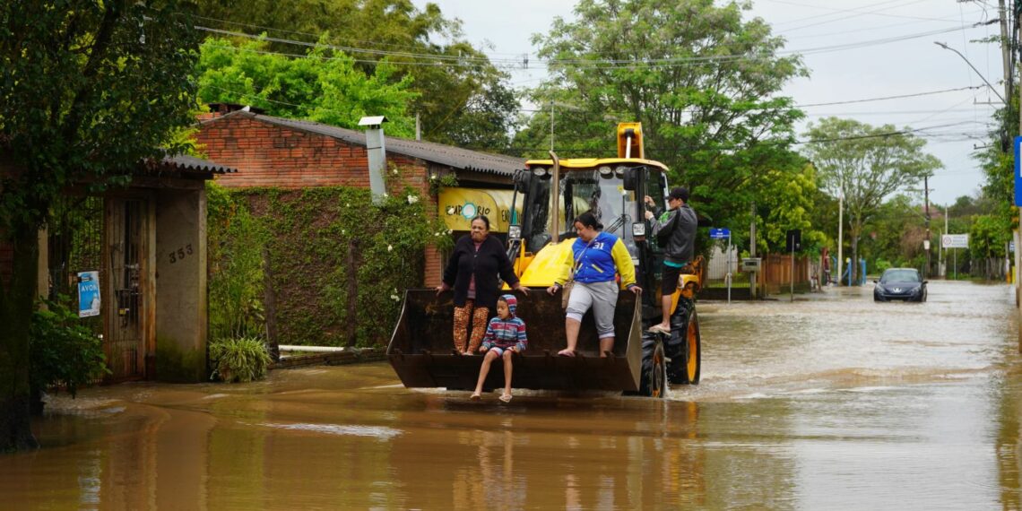 Rio dos Sinos transborda e água atinge ruas dos bairros Barrinha e Porto Blos
