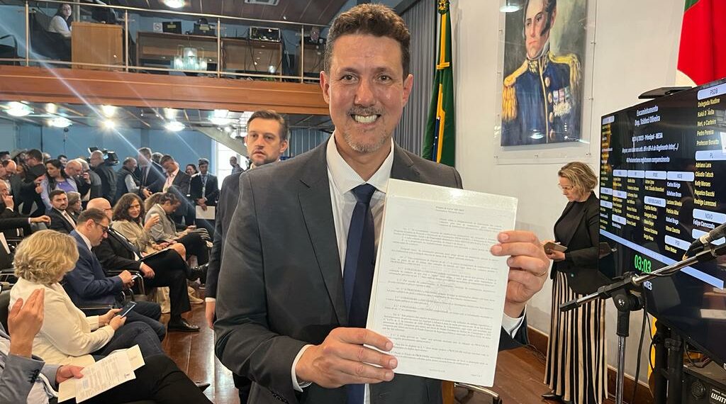 Lei do deputado Delegado Zucco para garantir transparência no preço dos combustíveis é aprovada