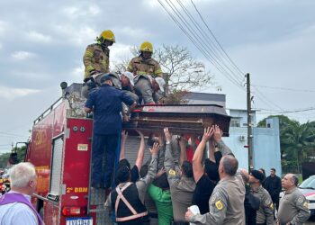 Corpo do sargento foi levado até o cemitério no caminhão dos bombeiros (Fotos: Joel Proença/JR)