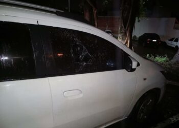 Foto: Carro da vítima foi atingido por disparos/Imagem Polícia Civil