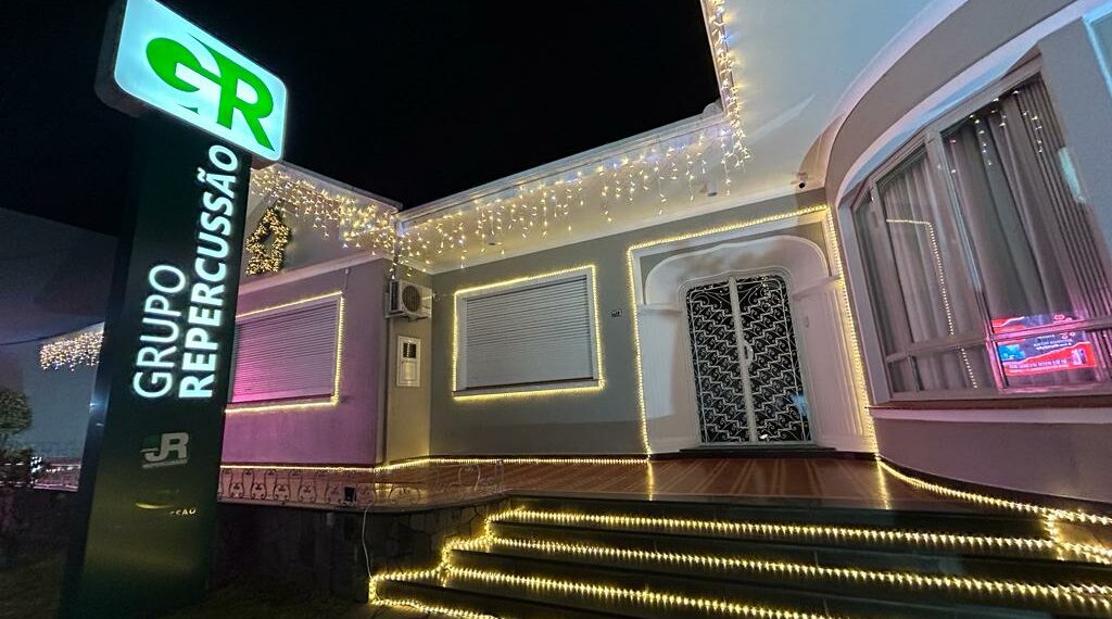 Com projeto exclusivo da Clip, Repercussão ilumina sua sede de Sapiranga para o Natal
