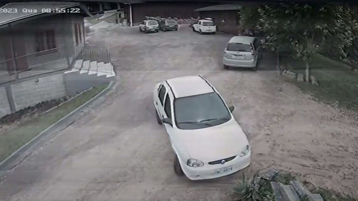 Ladrão tentando sair com o veículo da vítima de dentro da propriedade (Imagem: Reprodução)