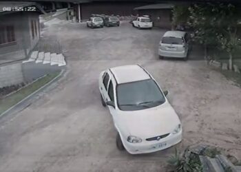Ladrão tentando sair com o veículo da vítima de dentro da propriedade (Imagem: Reprodução)