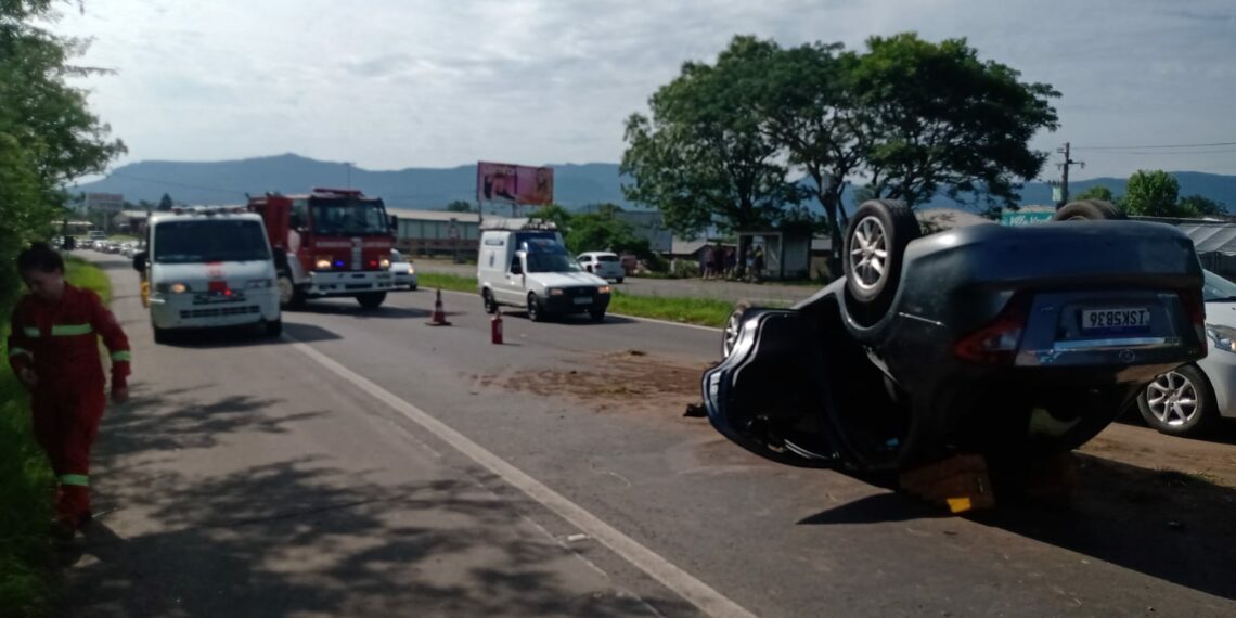 Motorista capota na RS-239 e trânsito fica lento