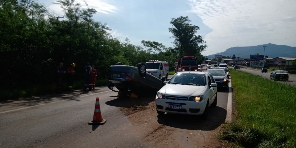 Motorista capota na RS-239 e trânsito fica lento
