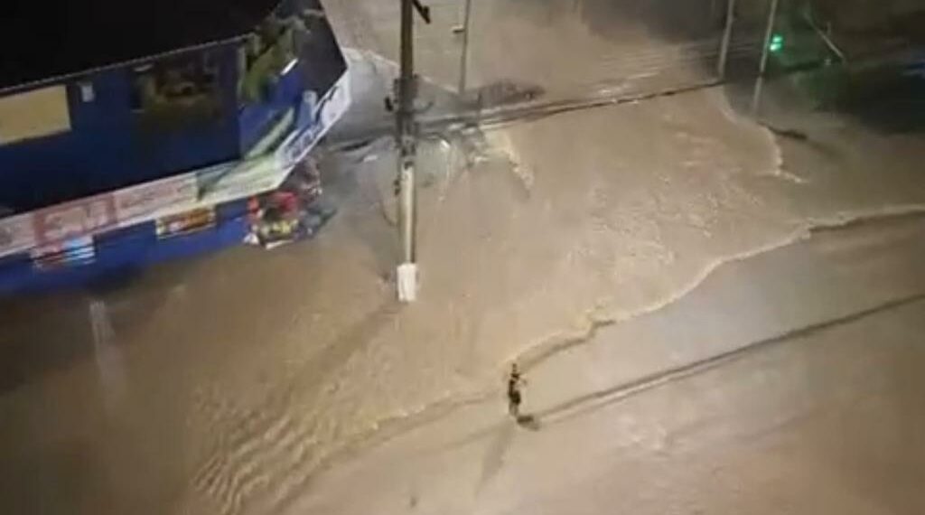 Chuva torrencial em curto período causou transtornos na região nesta sexta