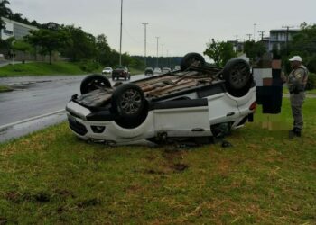 Carro de Campo Bom capota e motorista fica ferido na RS-239 em Novo Hamburgo