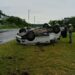 Carro de Campo Bom capota e motorista fica ferido na RS-239 em Novo Hamburgo