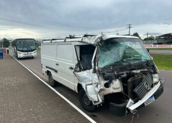 Colisão entre furgão e ônibus deixa um ferido na RS-239