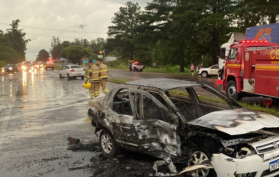Acidente com oito vítimas e dois carros em chamas é registrado na RS-239, trecho de Sapiranga