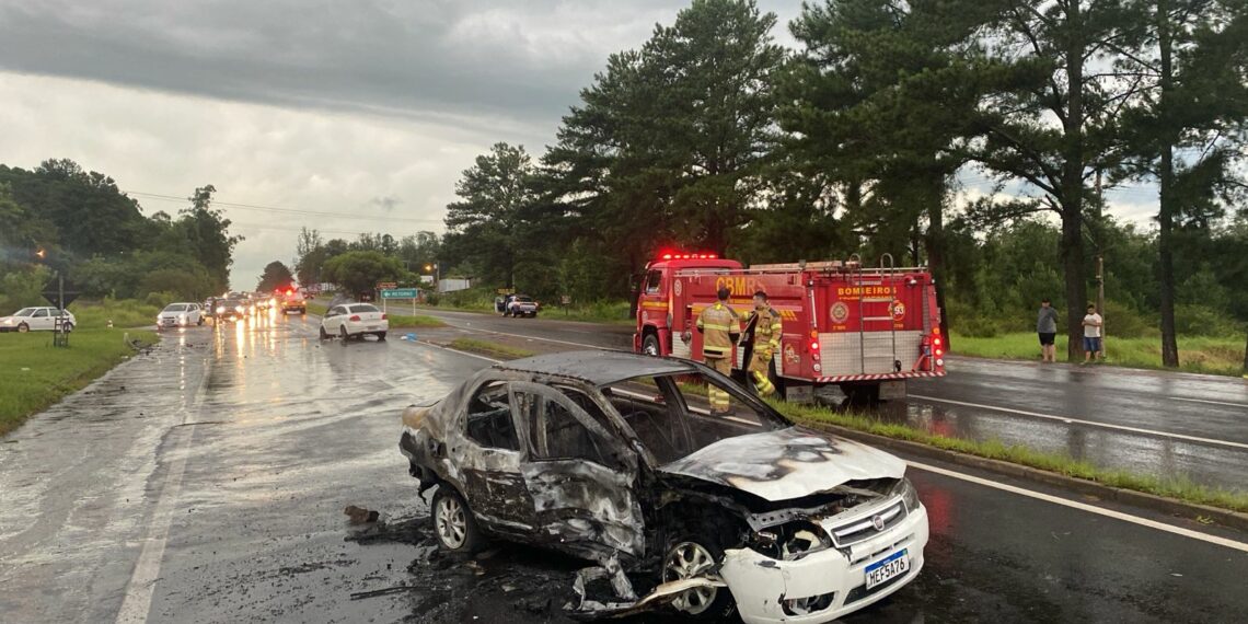 Acidente com oito vítimas e dois carros em chamas é registrado na RS-239, trecho de Sapiranga
