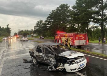 Acidente com oito vítimas e dois carros em chamas é registrado na RS-239, trecho de Sapiranga