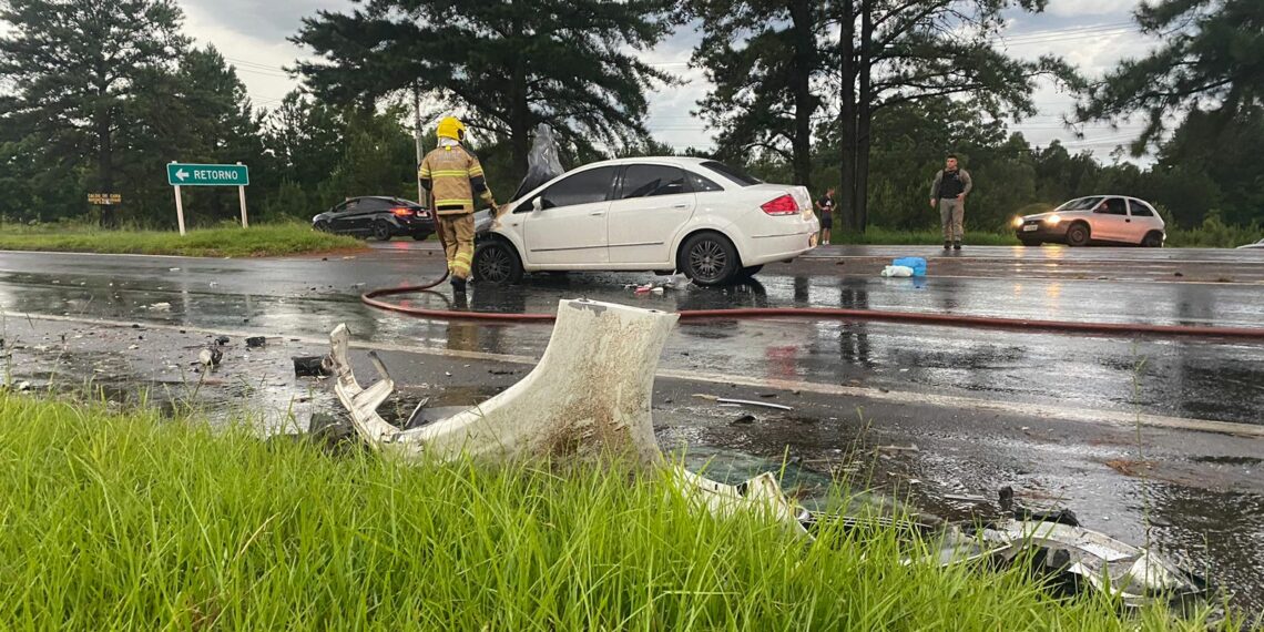 Acidente com oito vítimas e dois carros em chamas é registrado na RS-239, trecho de Sapiranga