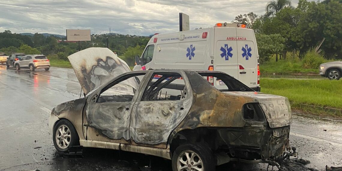 Acidente com oito vítimas e dois carros em chamas é registrado na RS-239, trecho de Sapiranga