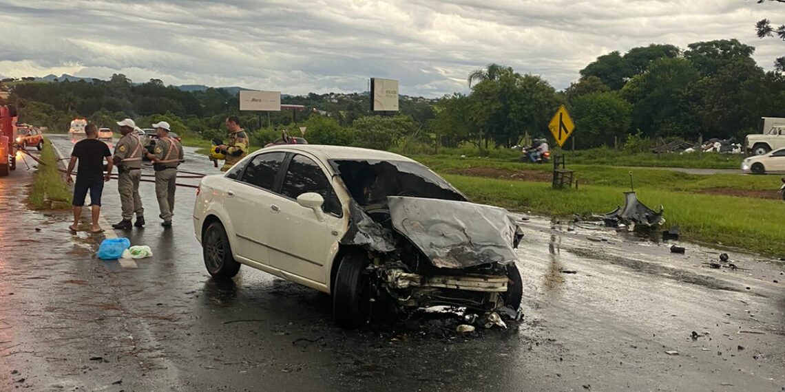 Acidente com oito vítimas e dois carros em chamas é registrado na RS-239, trecho de Sapiranga