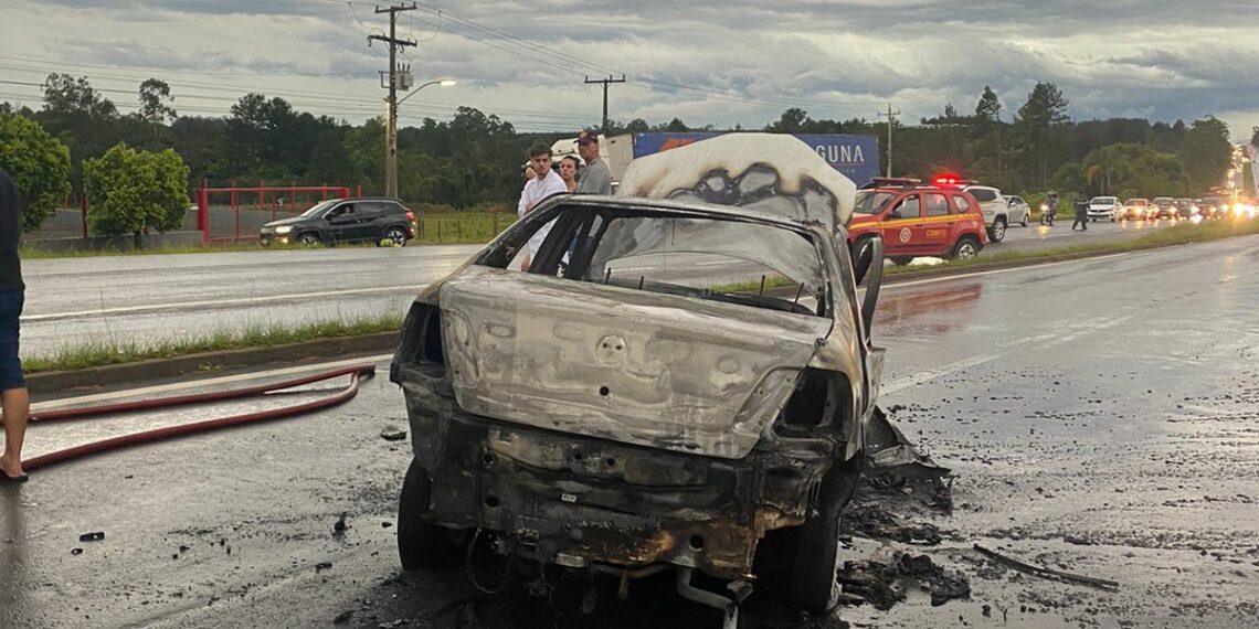 Acidente com oito vítimas e dois carros em chamas é registrado na RS-239, trecho de Sapiranga