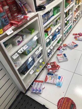Em surto psicótico, homem quebra vidro de farmácia com próprio corpo e morre horas após na região