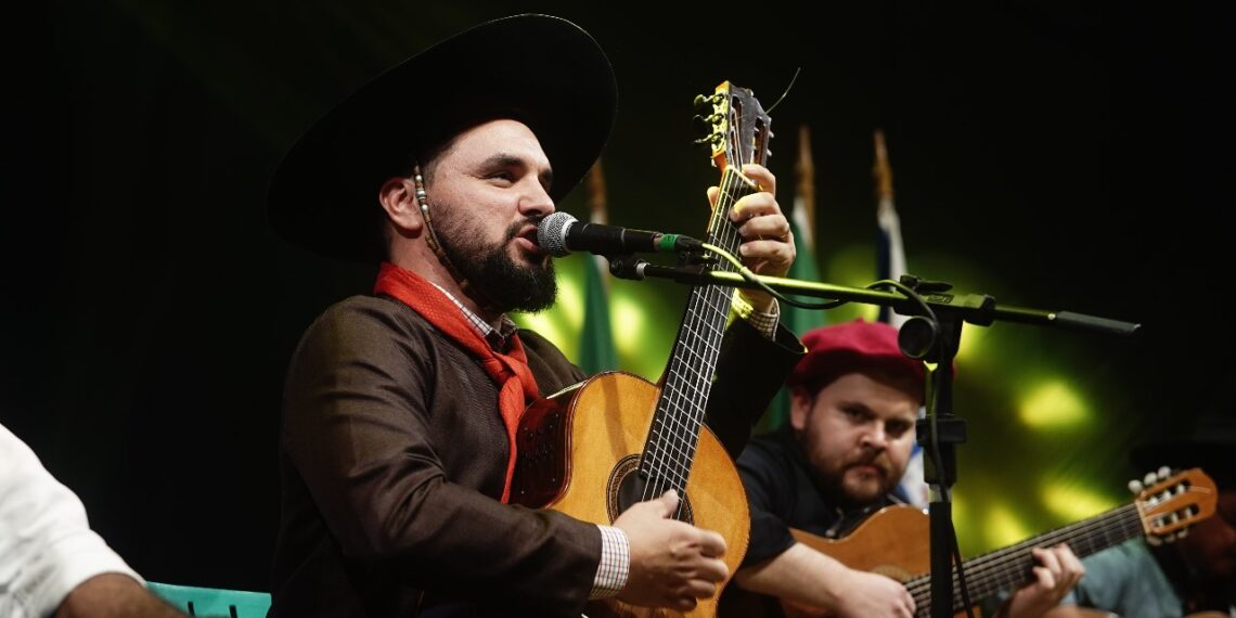 ”Fruta de Tapera”, interpretada por André Teixeira, é a campeã do 21º Acampamento da Canção Nativa