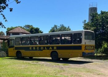 Ônibus do município faz o transporte dos alunos no contraturno escolar Foto: Reprodução