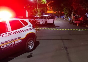 Bandidos roubam veículo, trocam tiros com GM e um marginal é preso em Campo Bom