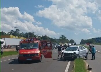Acidente entre dois veículos na RS-239 em Araricá deixa pessoa ferida