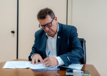 Prefeito de Campo Bom, Luciano Orsi assina contrato para investimentos | Foto: Divulgação