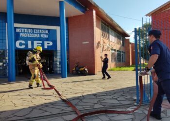 Corpo de Bombeiros realiza simulação de evacuação e prevenção no CIEP de Sapiranga