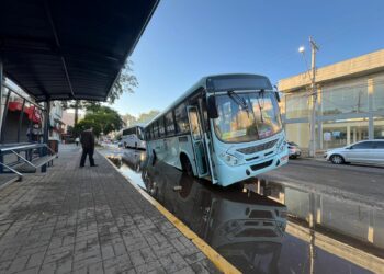 Em Campo Bom, ônibus fica preso em buraco após asfalto ceder devido a vazamento de água
