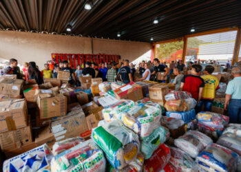 Doações vindas do Paraná incluem toneladas de alimentos, água potável, roupas e produtos de higiene e limpeza - Foto: Gabriel Rosa/AEN