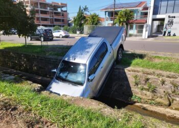 Motorista passa mal e tomba carro dentro de arroio em Sapiranga