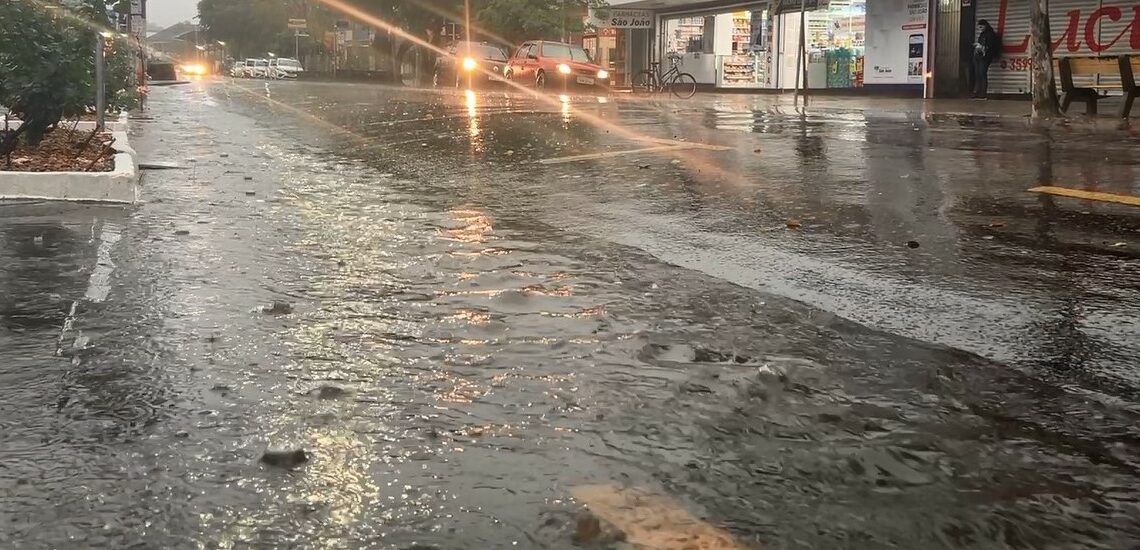 Inmet emite novos alertas laranja para tempestades no RS