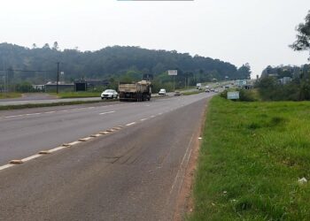 Engavetamento entre duas motos e um carro na RS-239, em Campo Bom