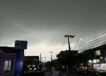 Tempestade repentina: céu escurece e dia se torna noite na região