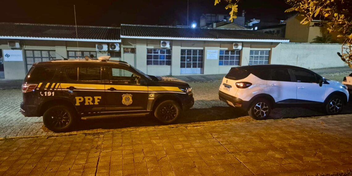 PRF recupera automóvel que foi roubado em Campo Bom
