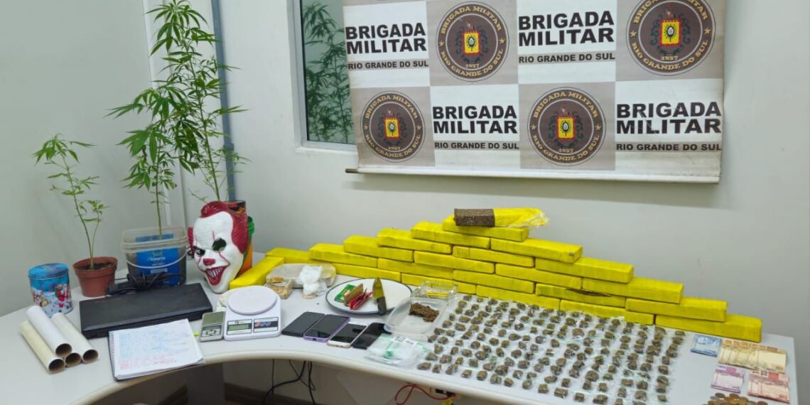 Operação da Brigada Militar desarticula ponto de tráfico e apreende grande quantidade de drogas em Campo Bom
