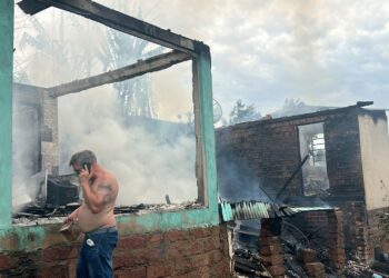 Bombeiros combatem incêndio em residência de Campo Bom