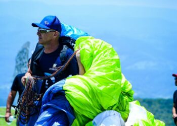 Luciano Horn embarca para a disputa da Superfinal do Circuito Mundial de Parapente na Colômbia
